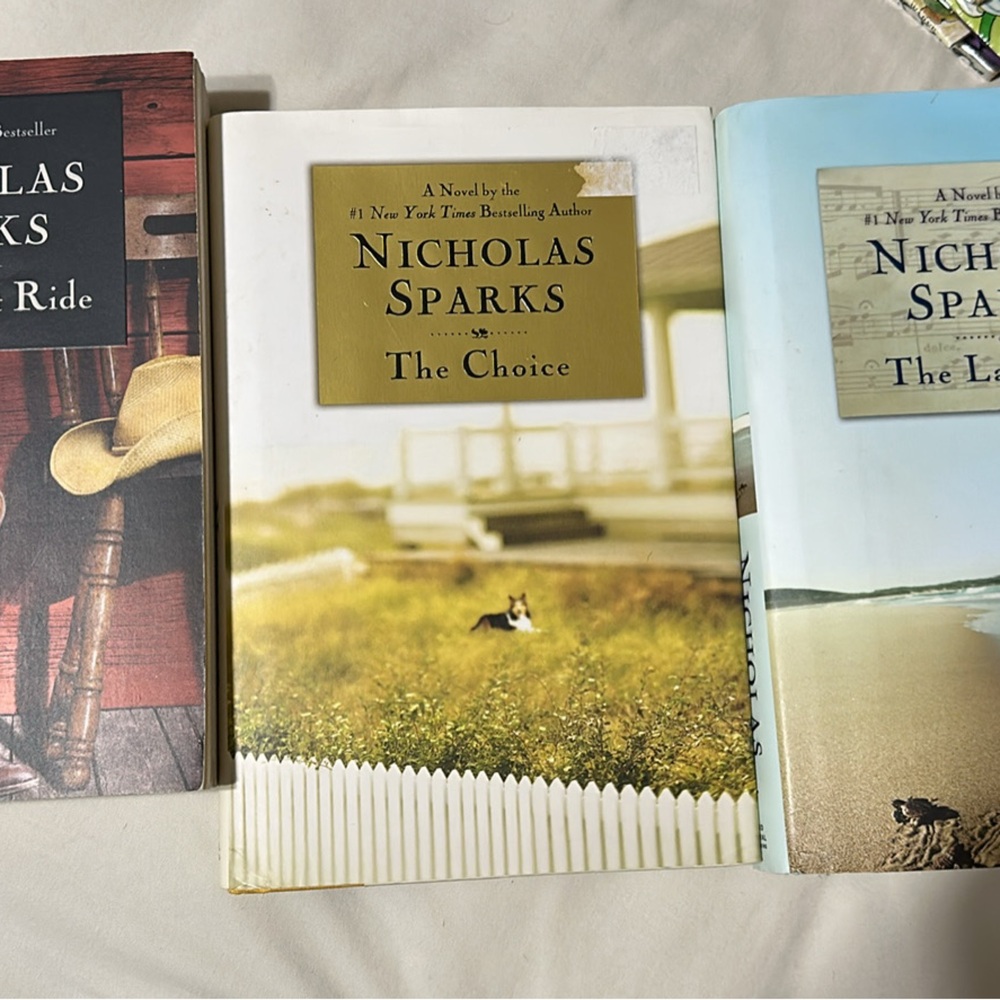 Bundle of Nicholas Sparks books.